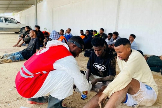 Ít nhất 18 người di cư thiệt mạng, hơn 90 người được cứu ngoài khơi Libya