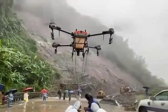 Quảng Ngãi: Ấm áp tình người ở vùng sạt lở, dùng drone tiếp tế lương thực cho tài xế mắc kẹt