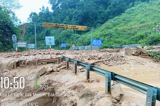 Liên tiếp sạt lở nhiều vị trí trên đường Hồ Chí Minh đoạn qua Quảng Ngãi