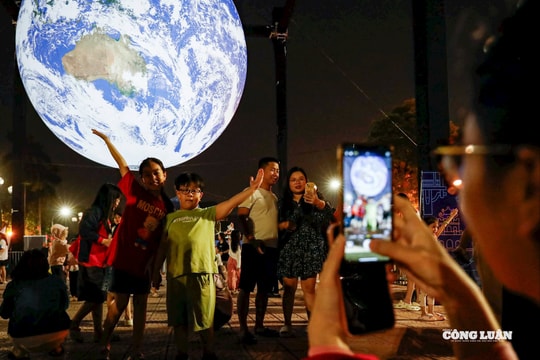 Mô hình "Trái Đất thu nhỏ" xuất hiện bên Hồ Tây, thu hút người dân đến check-in
