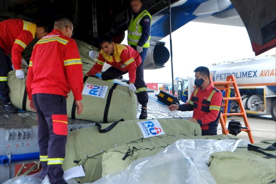 Việt Nam tiếp nhận hàng viện trợ khẩn cấp từ Nga