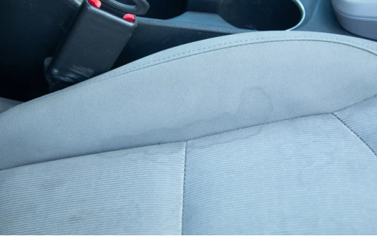 Mẹo xóa vết dầu mỡ trong xe mà không làm hỏng nội thất