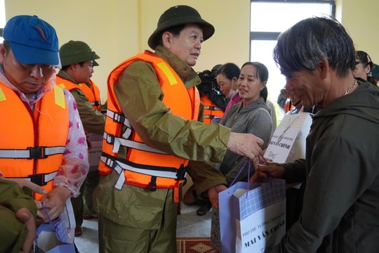 Phó Thủ tướng Mai Văn Chính thăm hỏi, động viên người dân vùng lũ Quảng Trị