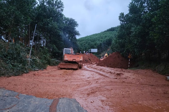 Thông xe một làn qua đèo Lò Xo trên đường Hồ Chí Minh