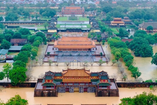 Sóng Viettel tại Huế và Đà Nẵng duy trì ổn định trong lũ dữ