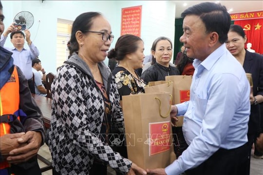 Thường trực Ban Bí thư Trần Cẩm Tú kiểm tra, chỉ đạo khắc phục hậu quả mưa lũ tại Huế