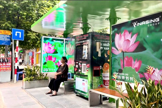 Người dân thích thú trải nghiệm tiện ích mới tại nhà chờ xe buýt trên vành đai 2