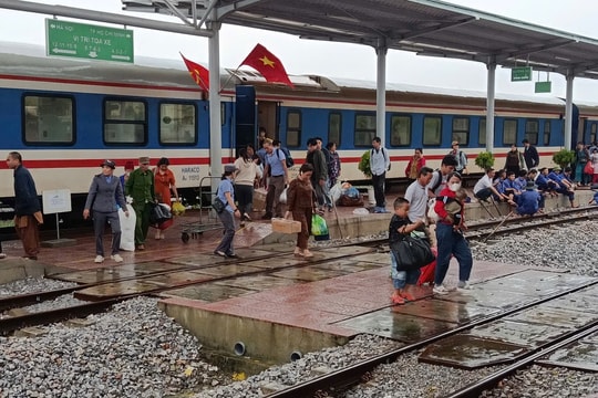 Vận tải đường sắt bị ảnh hưởng lớn bởi mưa lũ phức tạp miền Trung