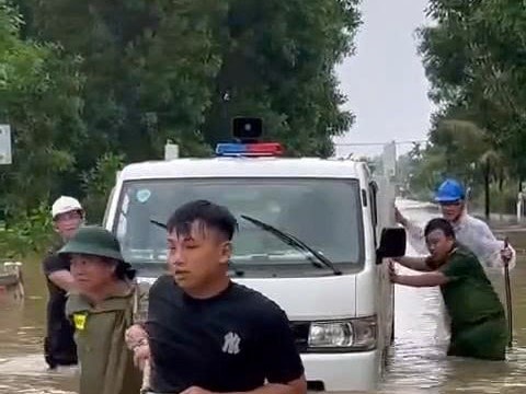 Quảng Ngãi: Lực lượng chức năng băng lũ đưa sản phụ đi sinh an toàn