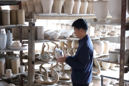 Làng gốm Bát Tràng xanh hóa nhờ chuyển đổi công nghệ