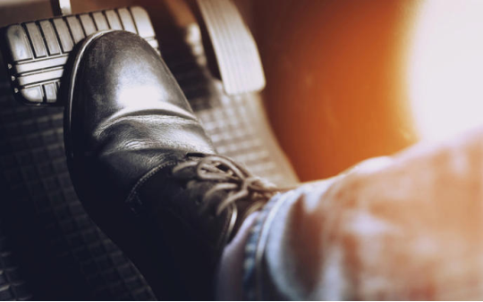 Đừng đạp nhấp phanh khi phanh gấp!