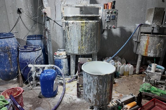 Cận cảnh xưởng sản xuất mỹ phẩm giả quy mô lớn vừa bị Công an TP HCM triệt phá