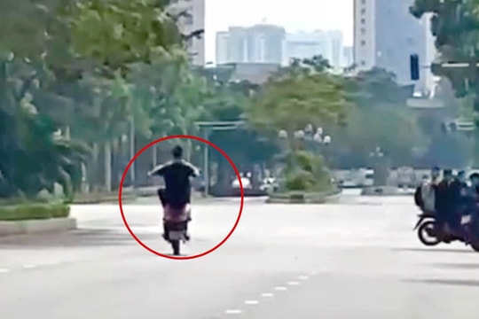 Hà Nội: Nam thanh niên bốc đầu xe máy trên đường nhận ‘kết đắng’