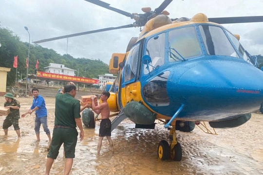 Triển khai trực thăng vận chuyển lương thực, thực phẩm, hàng cứu trợ cho người dân vùng mưa lũ