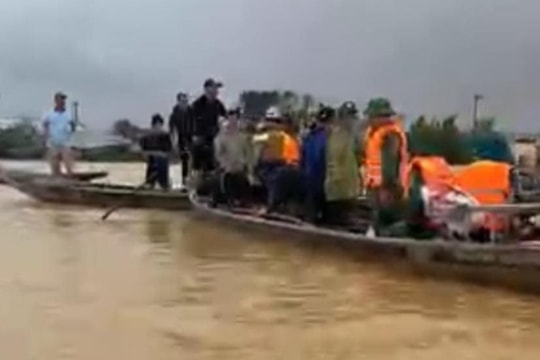 Đã tìm thấy thi thể 2 cha con bị lũ cuốn trôi ở Huế