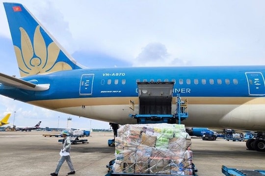 Vietnam Airlines vận chuyển miễn phí hàng cứu trợ của Hội Nhà báo Việt Nam đến miền Trung