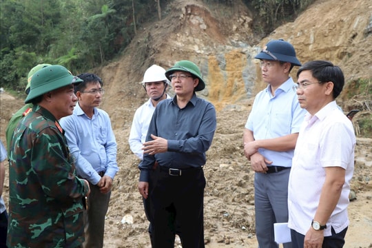 Phó Thủ tướng Chính phủ Hồ Quốc Dũng kiểm tra, chỉ đạo khắc phục sạt lở tại Quảng Ngãi