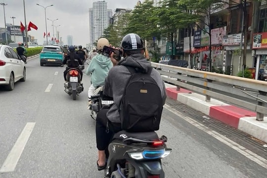 Phạt 900.000 đồng nam thanh niên vừa lái xe vừa lướt điện thoại trên cầu vượt Thái Hà