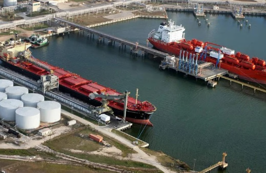 Giá dầu bật tăng trước khả năng Mỹ tấn công Venezuela