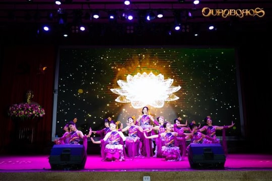 Hòa mình vào không gian nhiều cảm xúc của đêm hội Halloween trường Báo