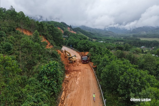 Khẩn trương khắc phục sạt lở tuyến đường Hồ Chí Minh nhánh Tây qua TP. Huế