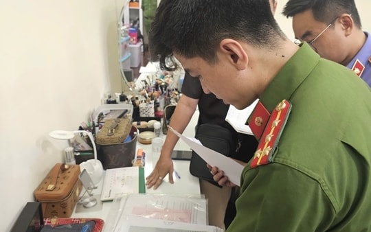 Công an khám xét nơi ở của diễn viên Trương Ngọc Ánh, thu giữ nhiều chứng cứ quan trọng