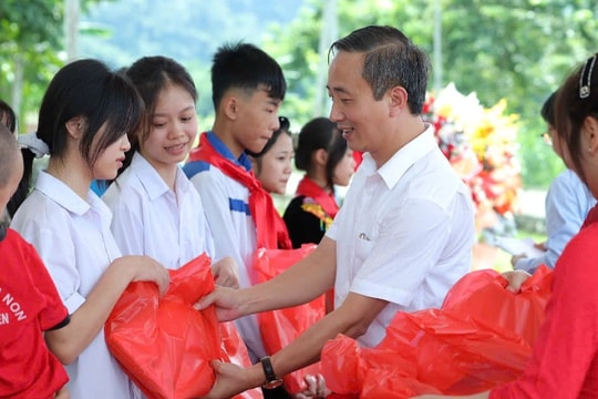 NXB Giáo dục Việt Nam: Trao thêm cơ hội học tập cho học sinh miền núi bằng những cuốn sách giáo khoa ý nghĩa