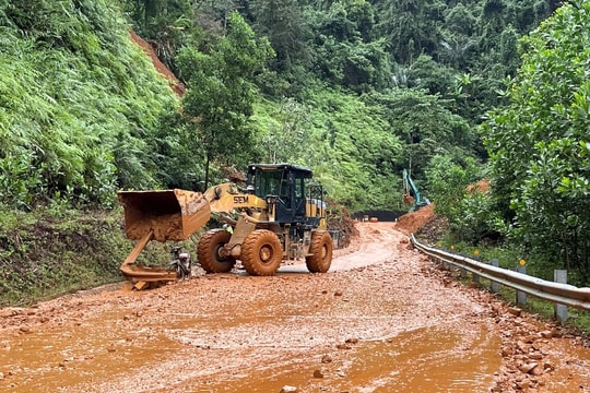 Mưa lũ khiến đường Hồ Chí Minh và Quốc lộ 1 tê liệt nhiều vị trí
