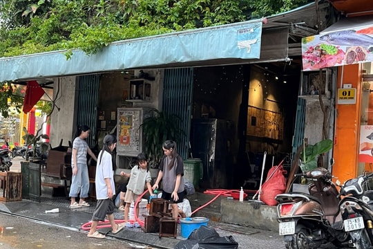 Người dân Huế tất bật dọn dẹp sau trận lũ lụt kinh hoàng