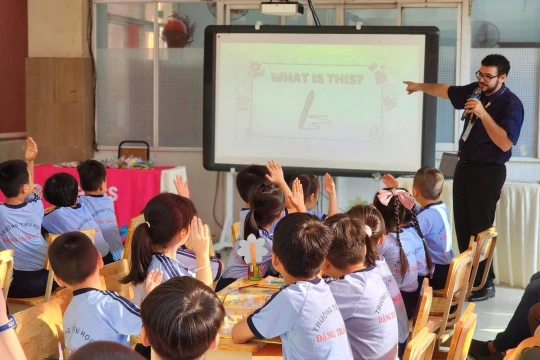 Một giáo viên lo 13 lớp, để đưa tiếng Anh từ lớp 1 là bài toán nan giải