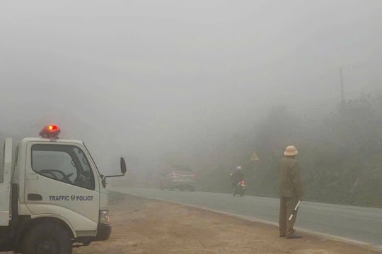Lái xe qua đèo mùa sương mù: Cảnh sát giao thông Phú Thọ khuyến cáo người dân thận trọng