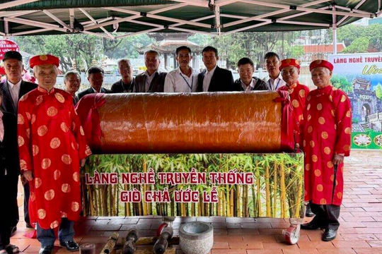 Chả quế khổng lồ 100 kg hút du khách tại Festival Thăng Long - Hà Nội 2025