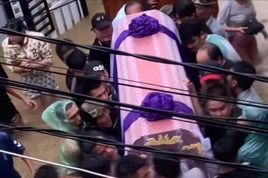 Câu chuyện lay động tình người trong mưa lũ ở TP Huế