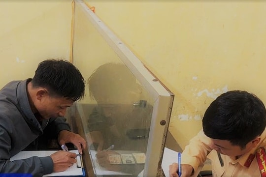 Ninh Bình: Xử phạt, trừ điểm GPLX đối với tài xế ô tô đi chiếm đường của xe ngược chiều