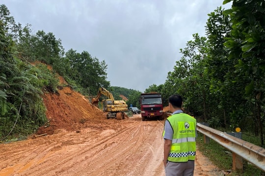 Những người giữ mạch máu giao thông giữa ngày mưa xứ Huế