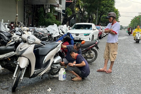 Hàng dài xe máy chờ sửa chữa tại Huế sau nhiều ngày ngâm trong nước lũ