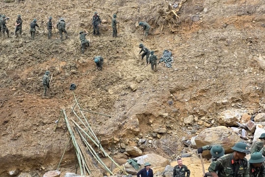 Quảng Ngãi: Bộ đội mở đường dẫn vào khu sạt lở có 1.700 người dân bị cô lập