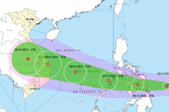 Bão Kalmaegi mạnh lên cấp 11, hướng vào Biển Đông với cường độ tăng dần