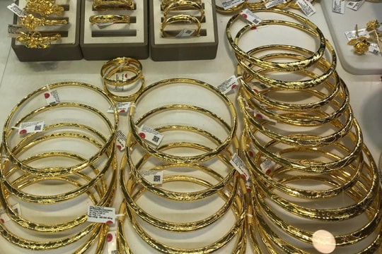 Giá vàng hôm nay 4/11/2025: Vàng tăng nhẹ nhờ Fed sắp hạ lãi suất