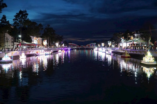 Cần Thơ trình diễn thả Đèn nước và ghe Cà Hâu