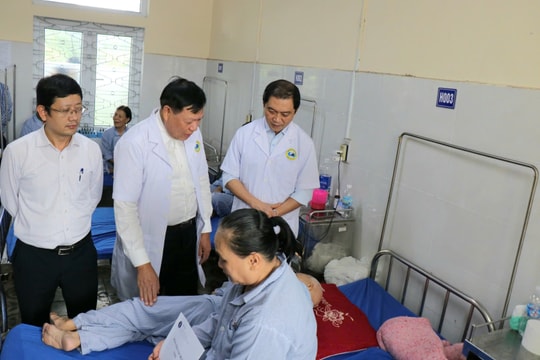 Lũ bủa vây, y tế TP Huế căng mình cấp cứu