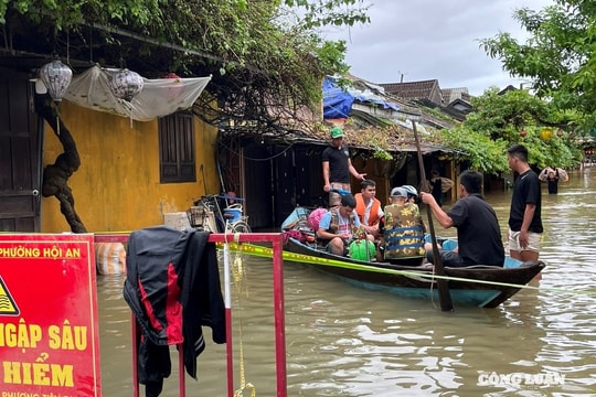 Phố cổ Hội An tiếp tục ngập, du khách đi thuyền rời nơi lưu trú