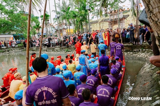 Sôi động hội thi bơi chải trên dòng sông Cổ Lễ