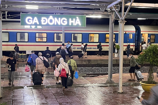Mưa lũ, đường sắt chuyển tải hành khách giữa ga Huế - ga Đông Hà
