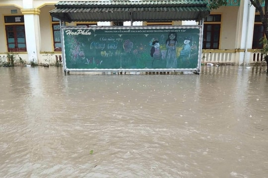Học sinh ở Quảng Trị, Hà Tĩnh tạm nghỉ học do lũ, ngành Giáo dục khẩn trương ứng phó