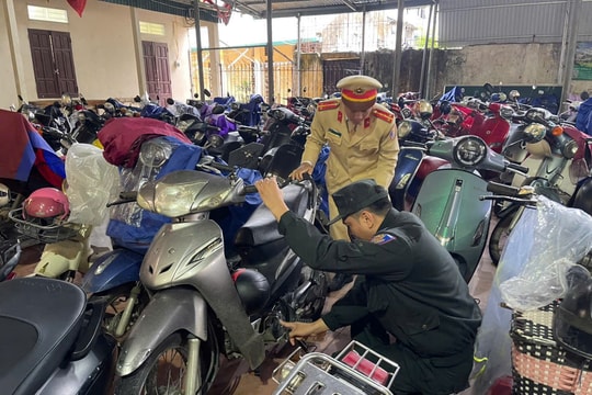 Lực lượng CSGT phát hiện học sinh cất hung khí trong xe tại nhiều địa phương