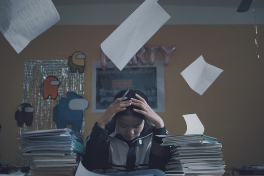 Cha mẹ cưỡng ép con học tập quá sức bị phạt tới 10 triệu đồng