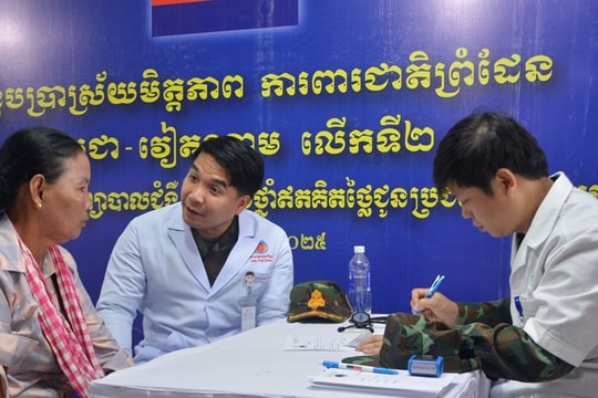 Quân y hai nước Việt Nam - Campuchia phối hợp khám, cấp thuốc miễn phí cho người dân biên giới