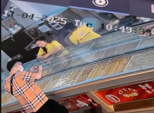 Công an đang truy xét 2 đối tượng cướp giật tại tiệm vàng trên đường Phan Đình Giót