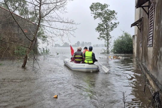 Nhiều địa phương cho học sinh nghỉ học, tăng cường ứng phó bão số 13 và mưa lũ kéo dài